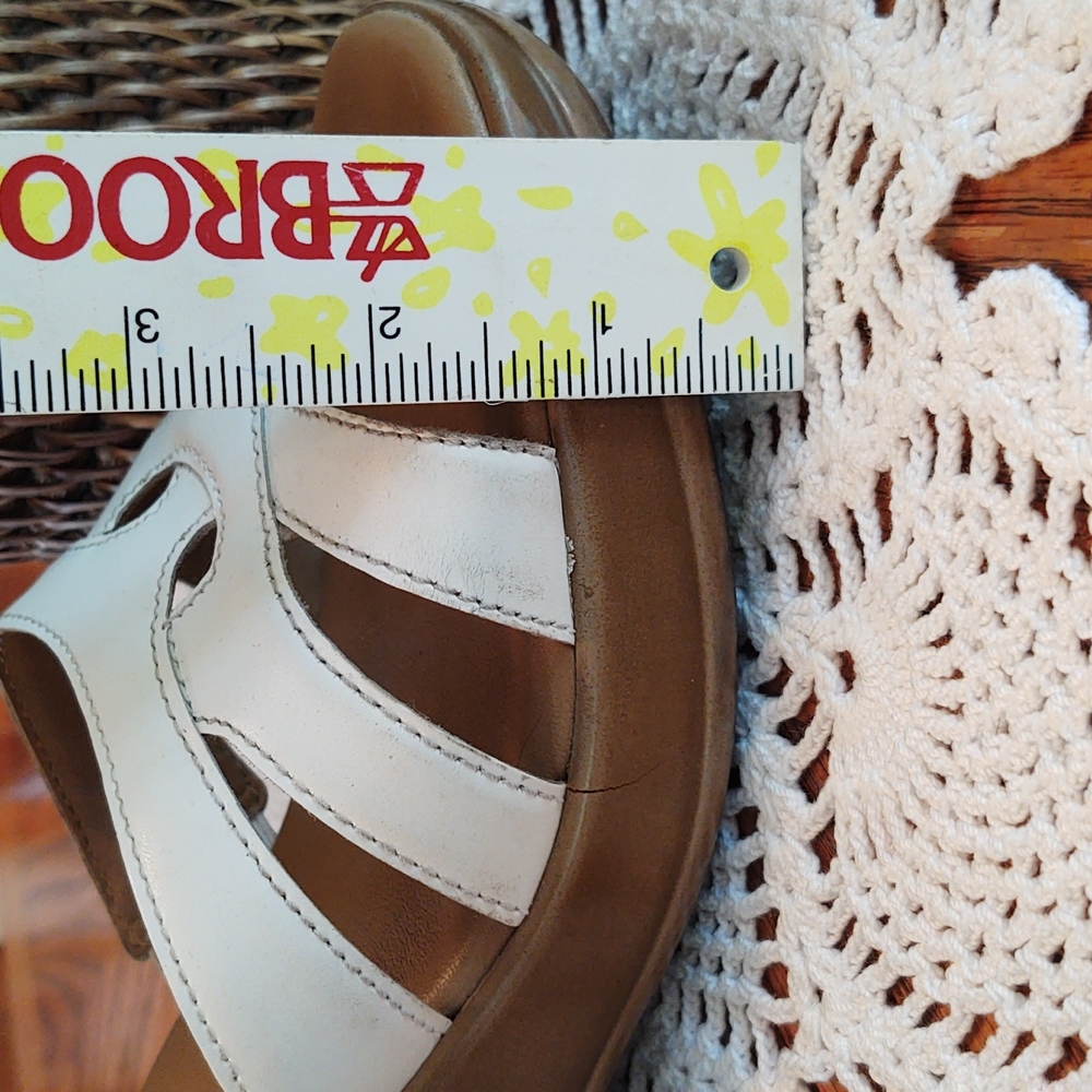 St. John's Bay Wedge Leather Sandals White 6 1/2M - Picture 11 of 14